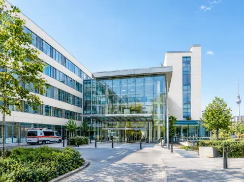 Modernes Klinikgebäude an einem sonnigen Tag