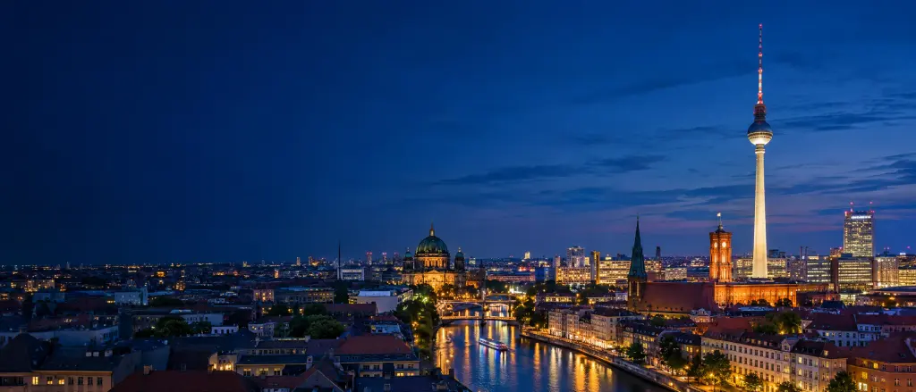 Berliner Skyline mit Fernsehturm und Spree zur blauen Stunde